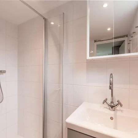 בית נופש Modern Near Park Duinland